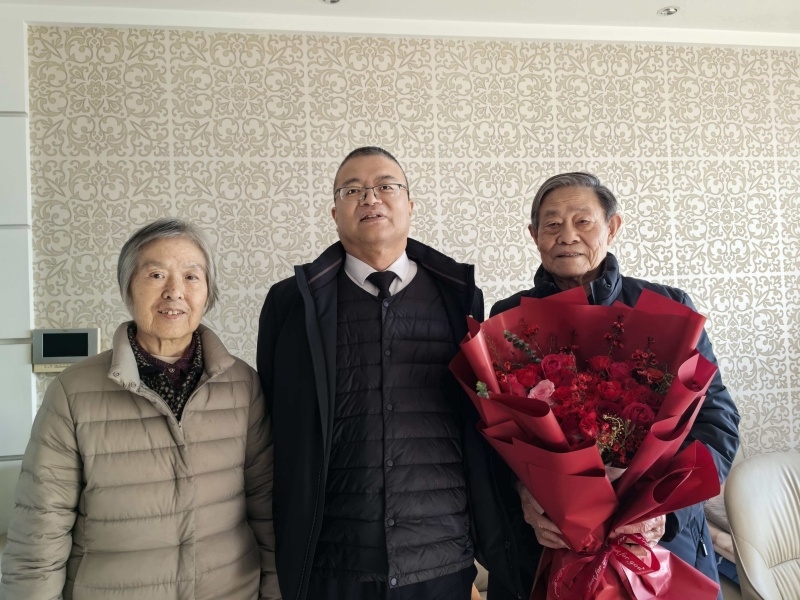 校党委副书记陈蔓生看望李栋_副本.jpg