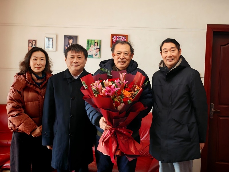 校党委书记羌毅看望王炎斌_副本.jpg