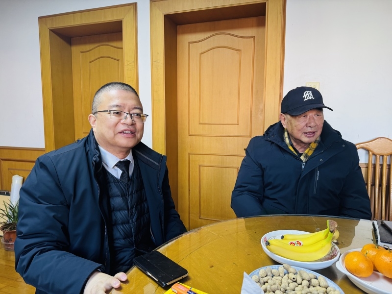 校党委副书记陈蔓生看望秦汉清_副本.jpg