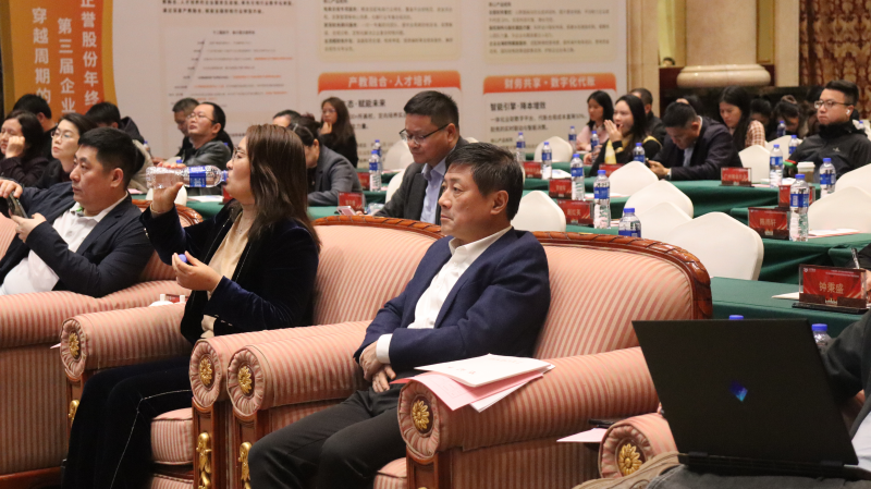 图三 参加峰会照_副本.png
