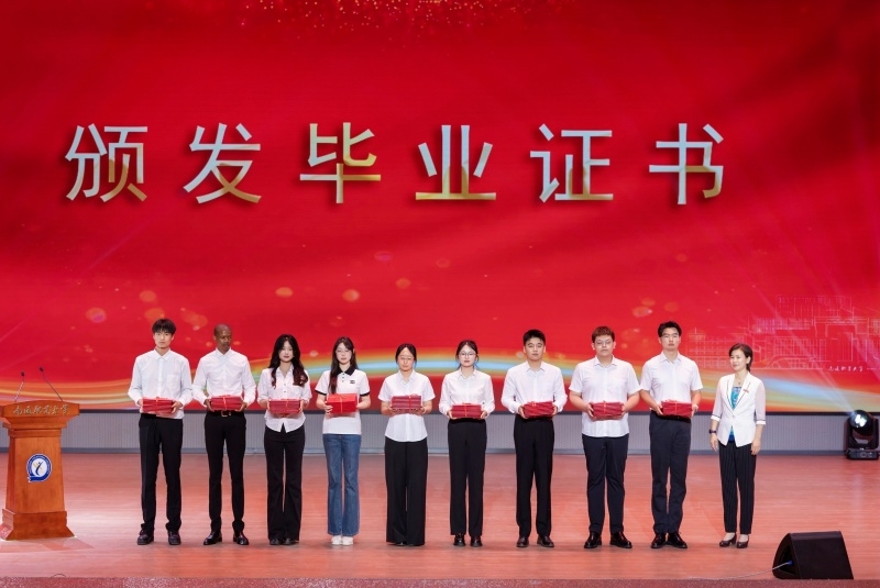 3颁发毕业证_副本.jpg